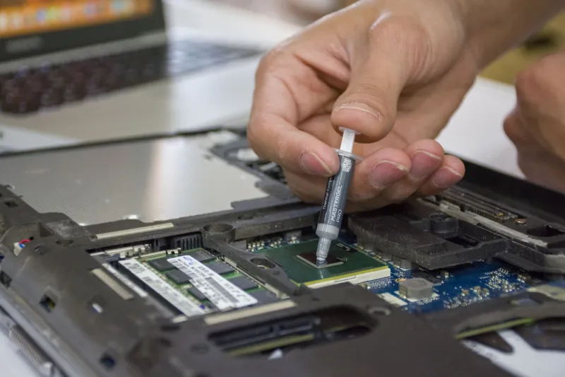 Why Your Device Melts Under Pressure: The Engineering Compromises Behind Thermal Throttling